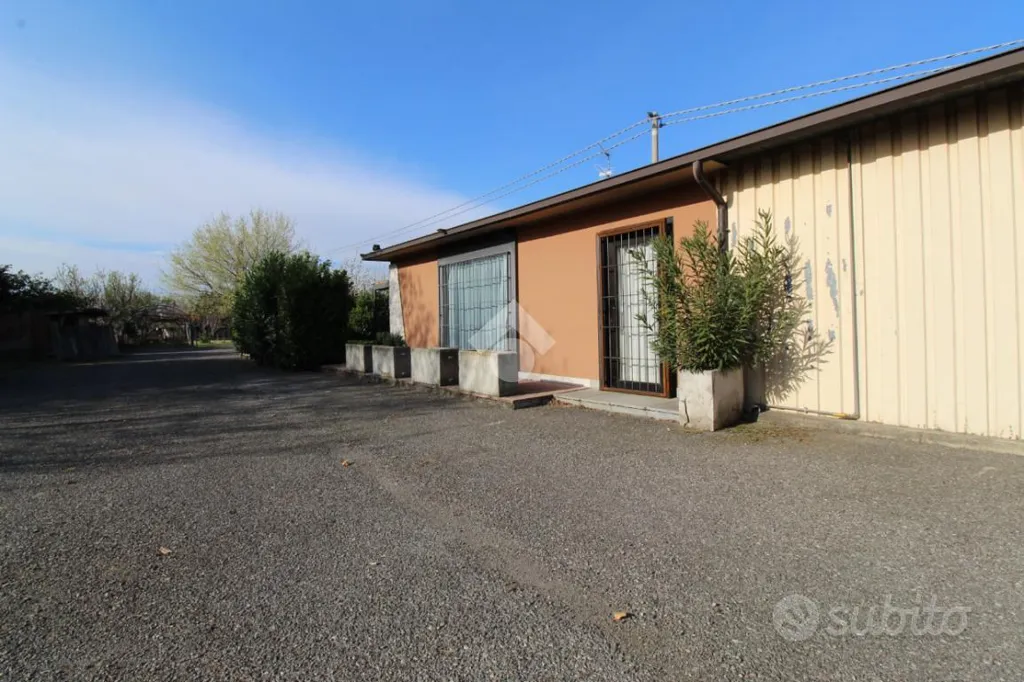 Esterno - Industrial Complex with Exhibition Space near Brescia