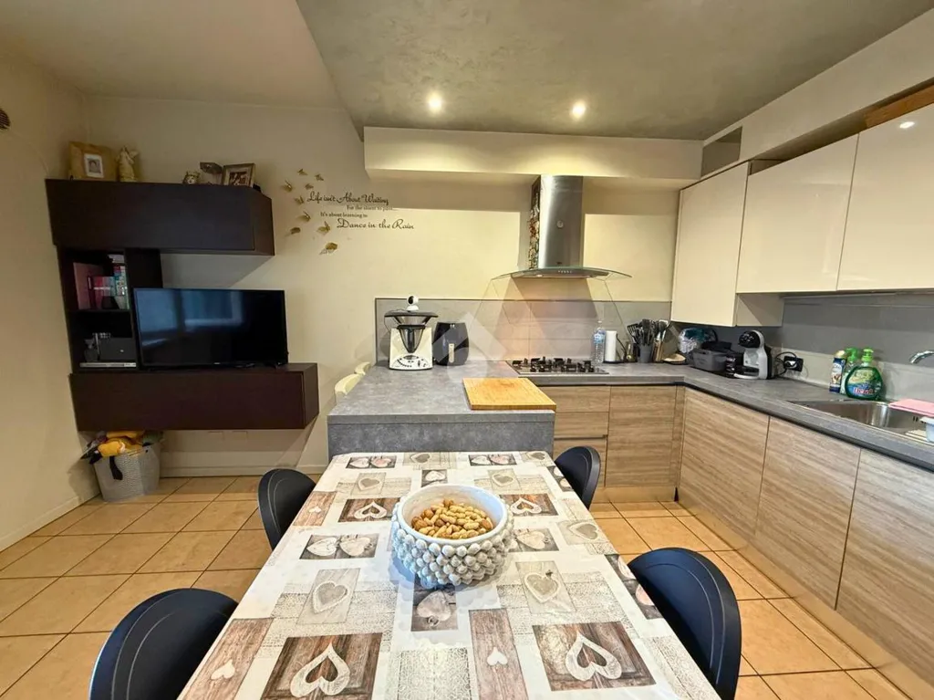 Cuisine - Modern Apartment with Balcony in Capriolo