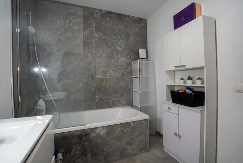 Vannitoad - New Apartment with Terrace in Wandre