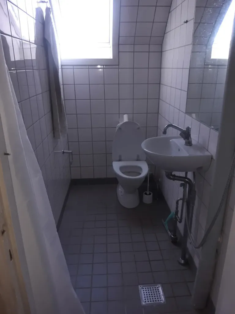 Vannitoad - Spacious Room with Shared Facilities in Vanløse