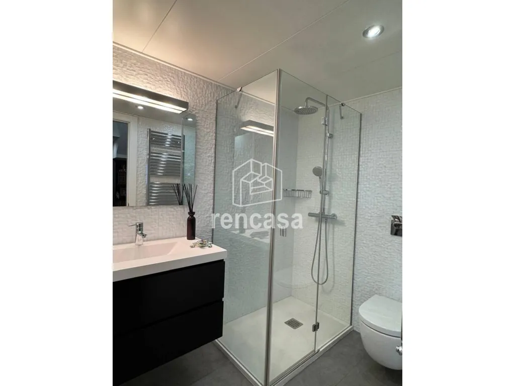 Vannitoad - South-Facing Duplex Apartment with Balcony in Prat de la Riba