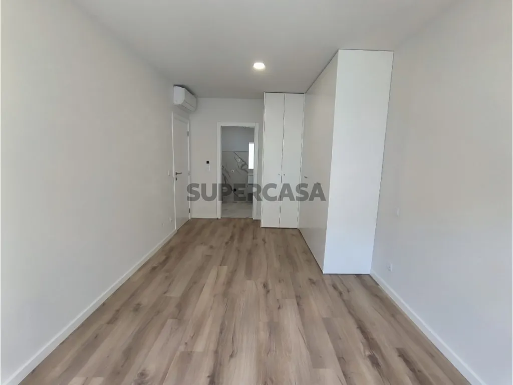 Pièces - New Development Apartment with Terrace in Almada
