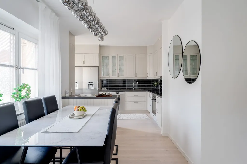 Salle à manger - Renovated 3-Bedroom with Balcony in Southeast