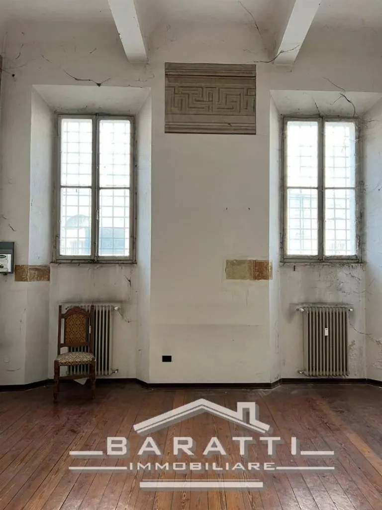 Rooms - Ground Floor Apartment with Balcony in Mantua