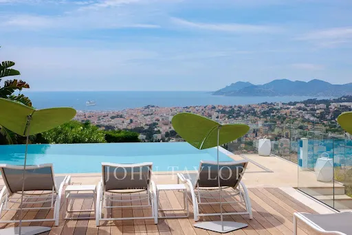 Piscine - Villa Contemporaine avec Vue Mer au Cannet