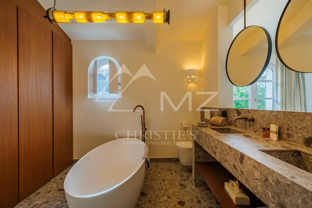 Salles de bain - Villa Rénovée avec Piscine au Centre de Saint-Tropez