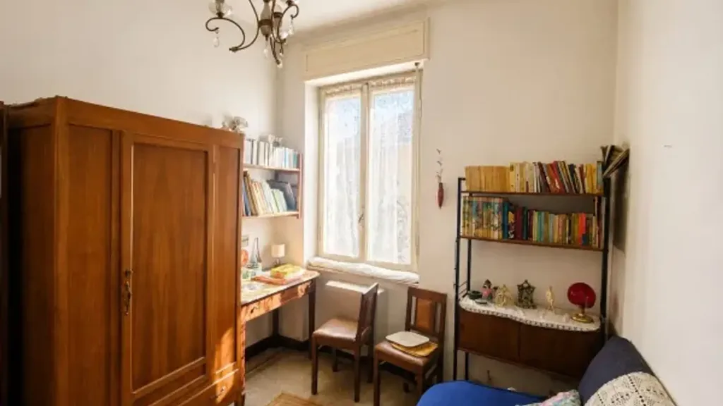 Chambres - Personalisable Triplex with Balcony in Asti