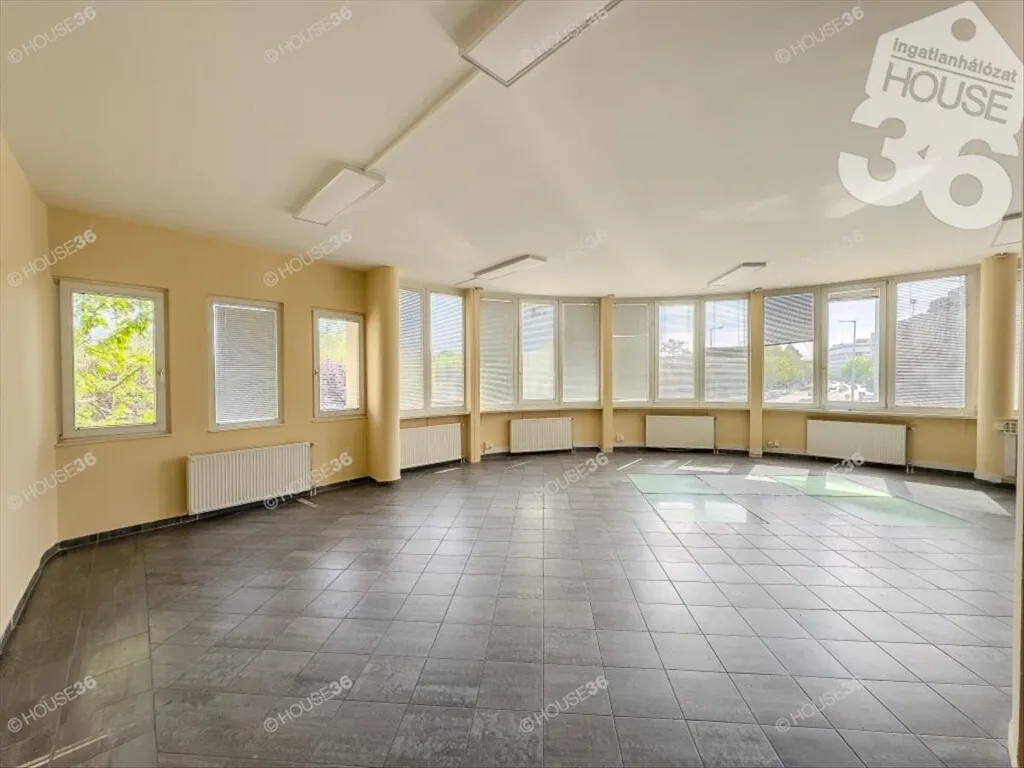 Pièces - Commercial Unit with Large Windows in Kecskemét