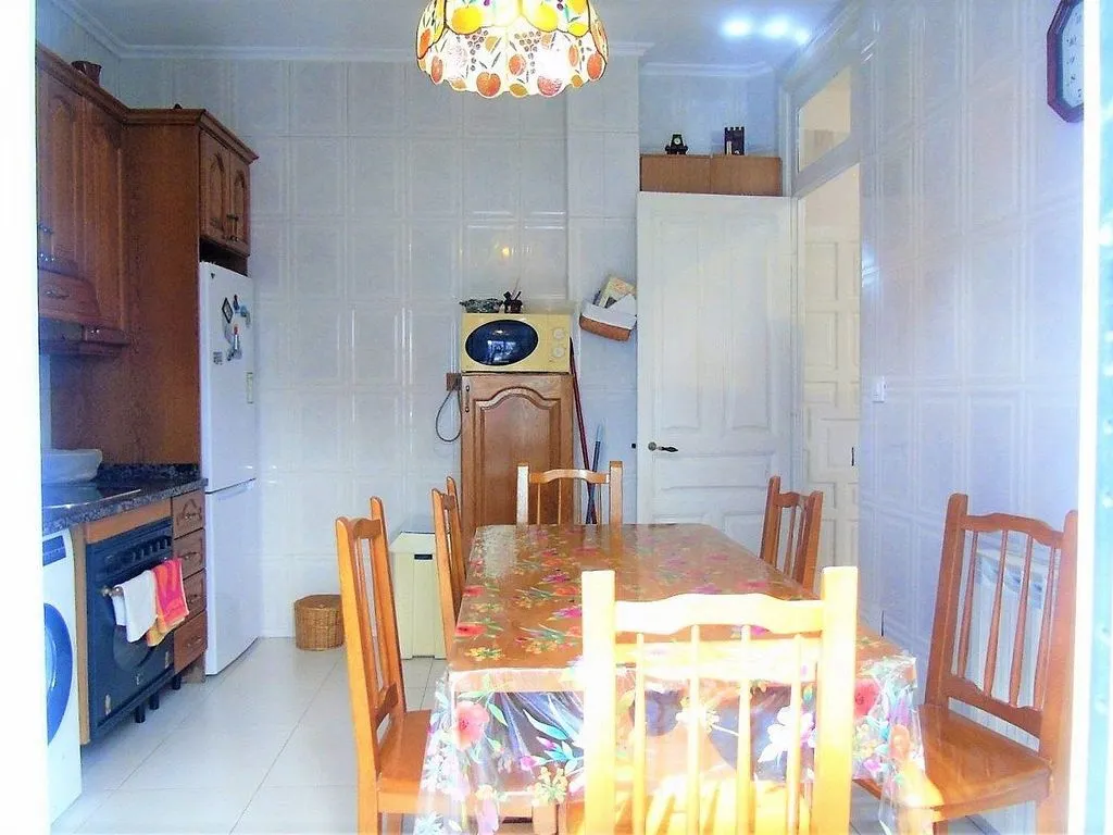 Salle à manger - Historic Apartment with Balcony in City Centre
