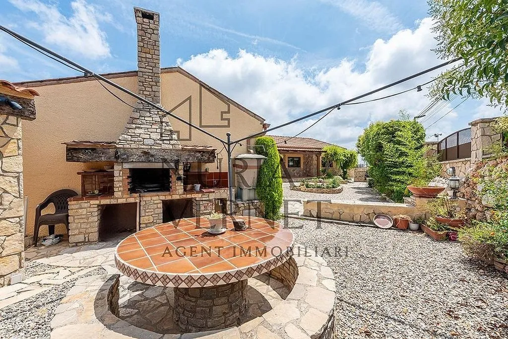 Terrass - Chalet with Pool and Terrace in Botarell