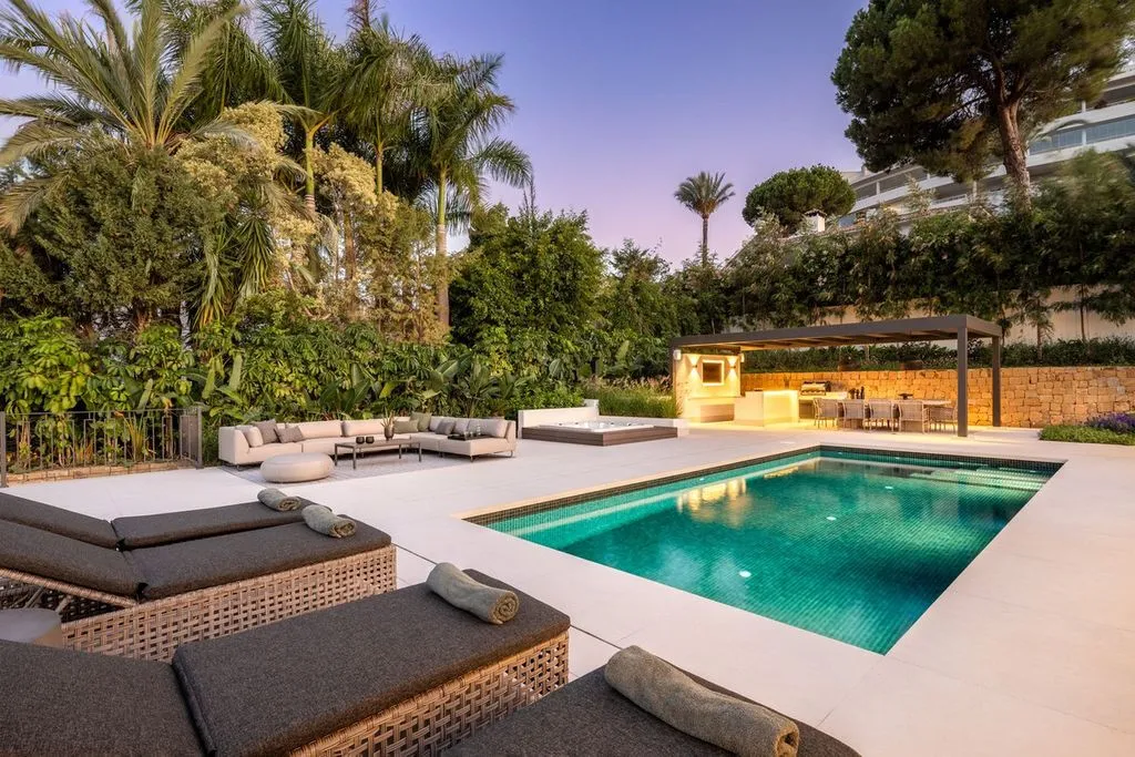 Piscine - Luxury Villa with Pool in Nueva Andalucía