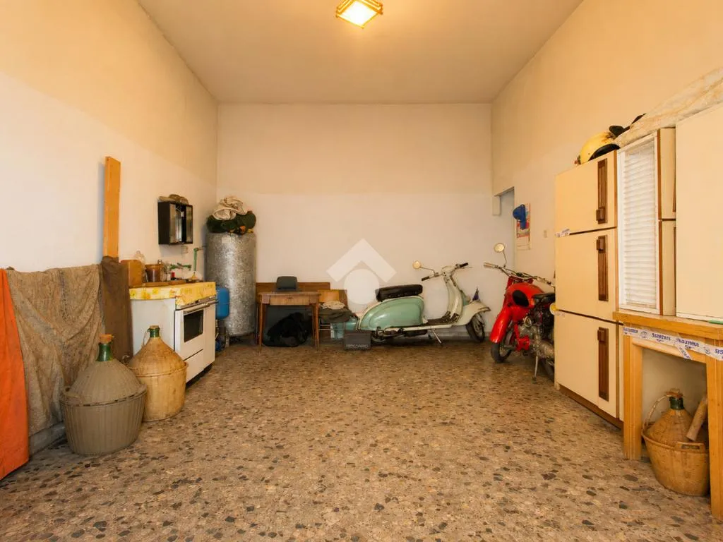 Garage - 4-Bedroom Apartment with Garage in Lucera