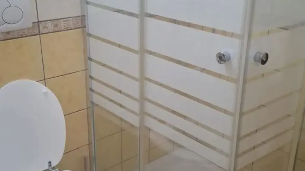 Bagni - Casa indipendente con giardino a Pomezia
