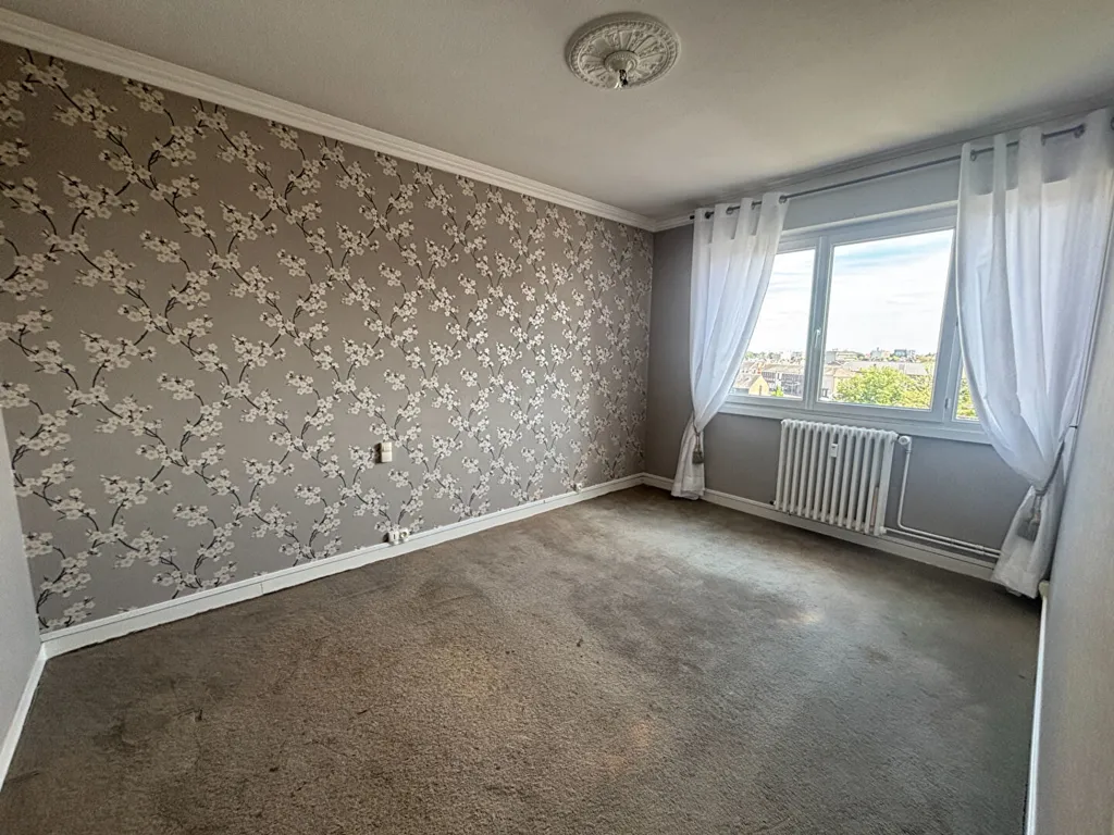 Chambres - Appartement avec Terrasse et Cave à Châteauroux