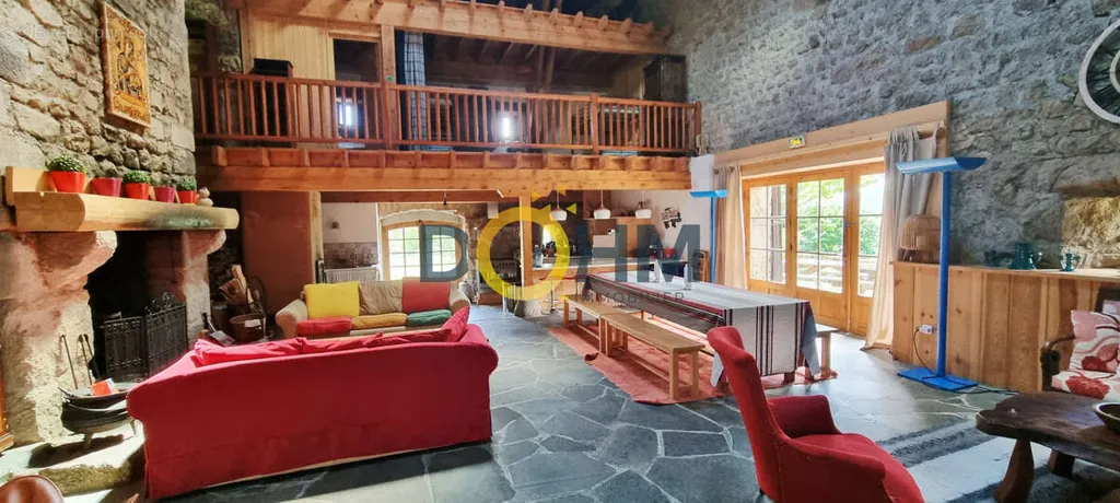 Soggiorno - 16th-Century Manor with Forest Setting in Haut-Forez