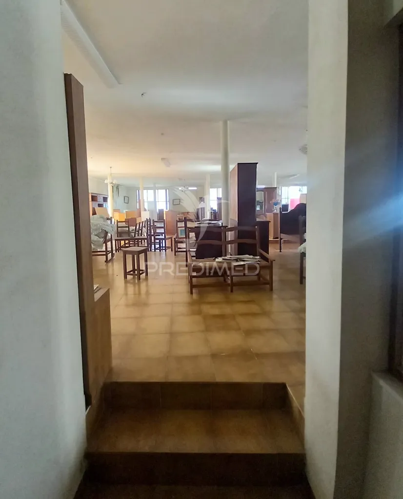Salle à manger - Commercial Space with Conversion Potential in Redondo