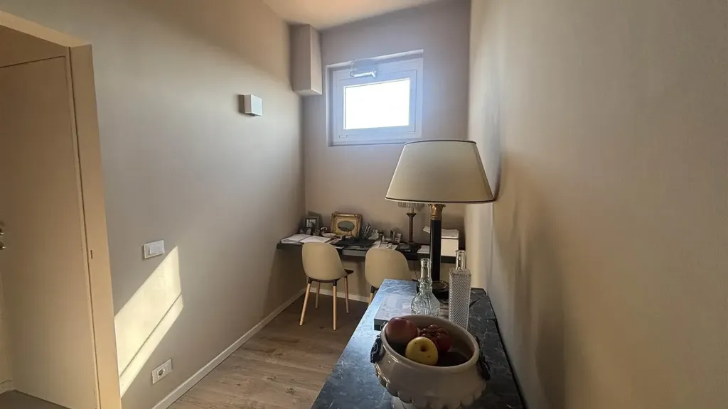 Esik - Modernised Triplex with Balcony in Florence