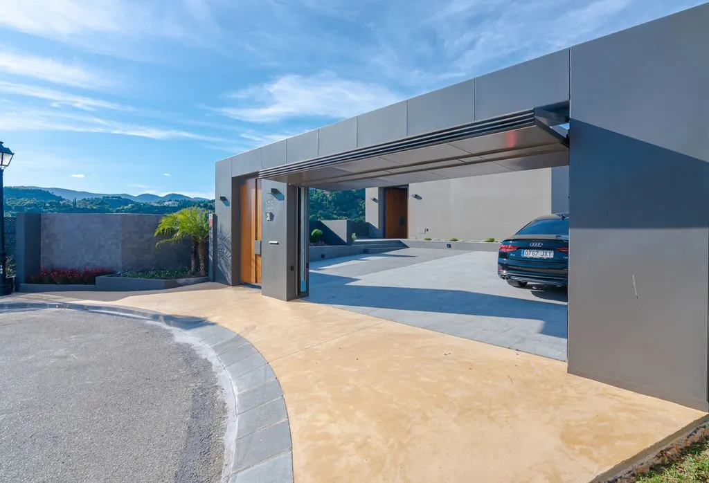 Garaaž - Luxury Villa with Sea View in Benahavís