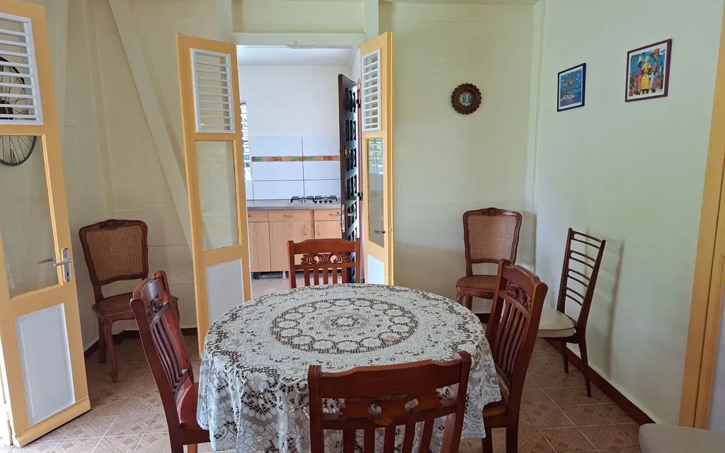 Salle à manger - Villa Créole Meublée avec Parc à Capesterre-Belle-Eau