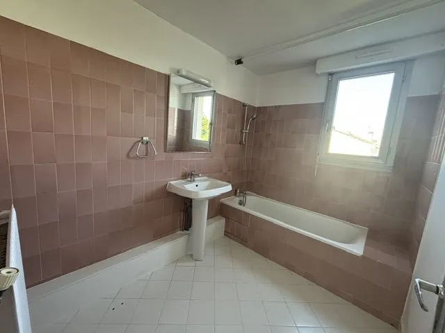 Bathrooms - T3 Flat with Balcony in Residency