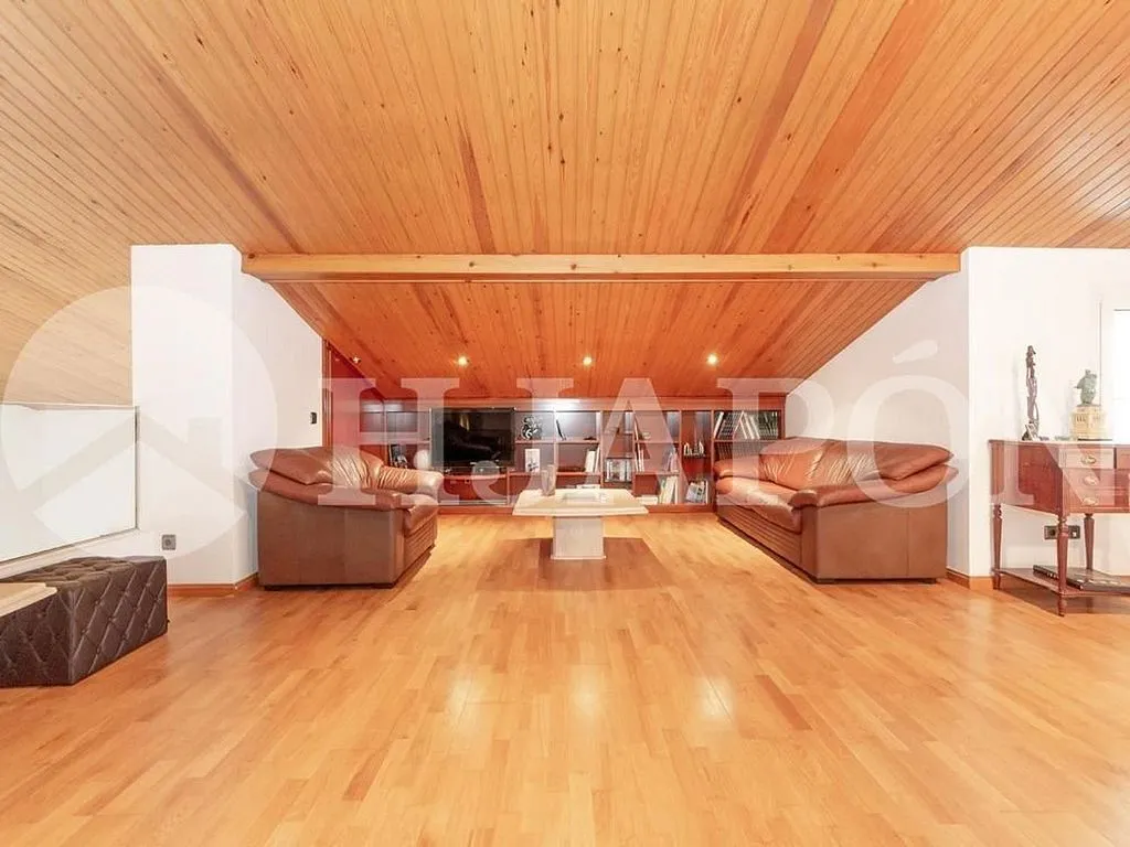 Elutuba - House with Indoor Pool in Argentona