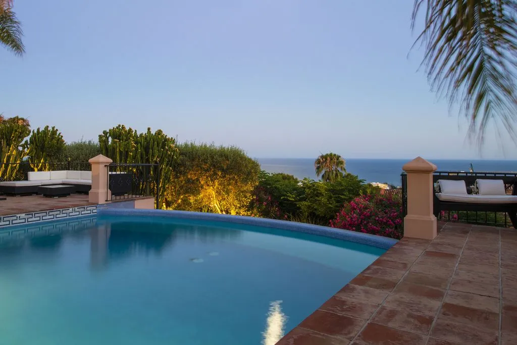 Piscine - Luxury Villa with Infinity Pool in Sierra Blanca