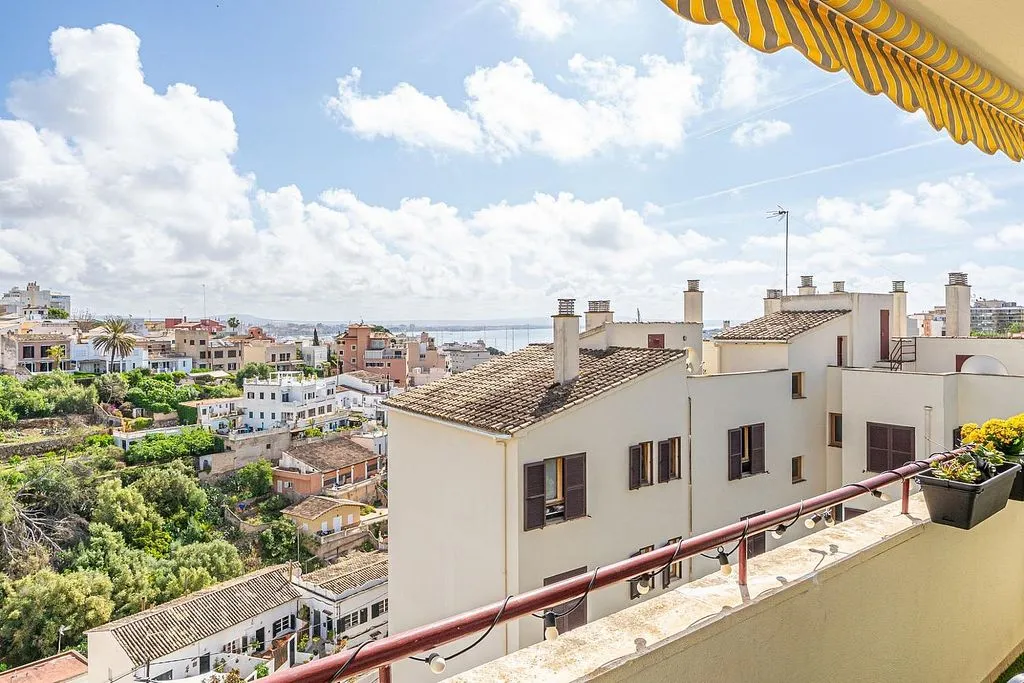 Rõdu - Renovated Apartment with Balcony in La Bonanova