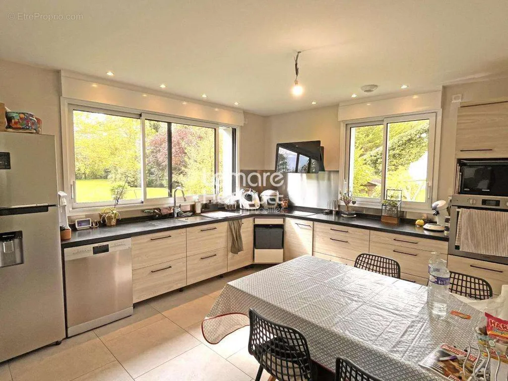 Cuisine - Maison avec Bord de Rivière et Parc à Proximité