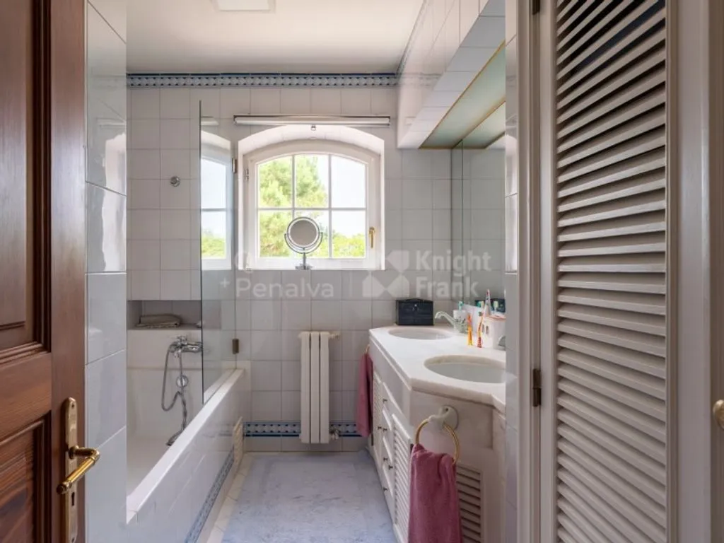 Salles de bain - Mediterranean Villa with Garden in Birre, Cascais