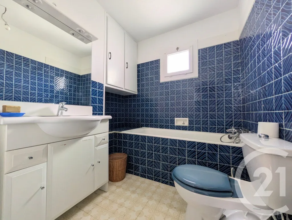 Bathrooms - 3-Bedroom House with Courtyard in Châteauroux
