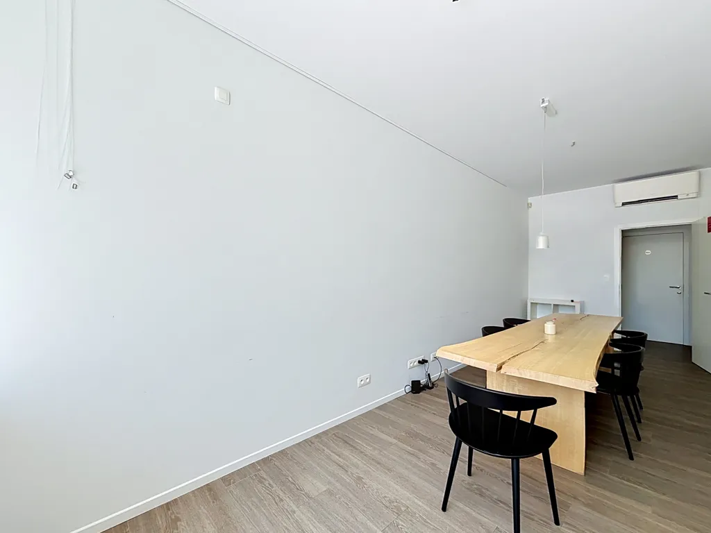 Salle à manger - Bureau Rénové avec Terrasse à Elsene