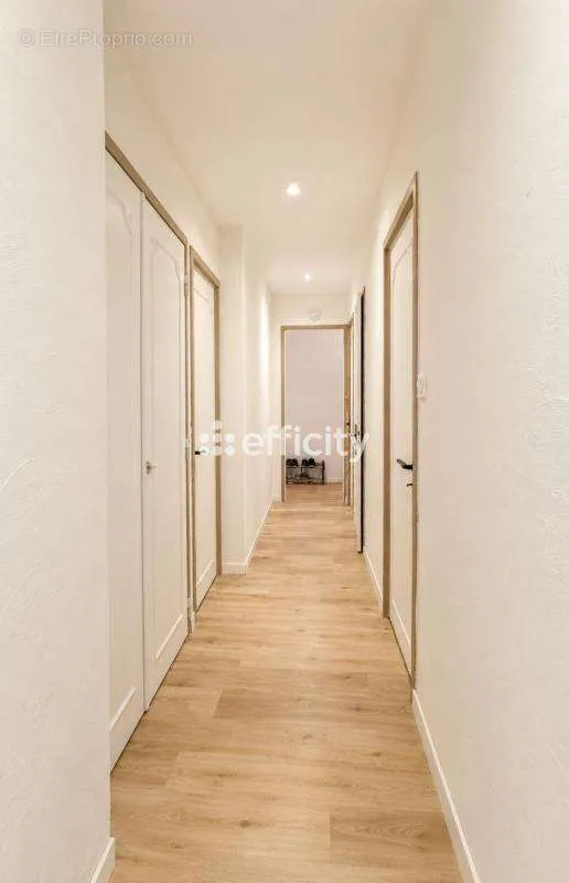 Esik - Grenoble T5 with Balcony for Investment