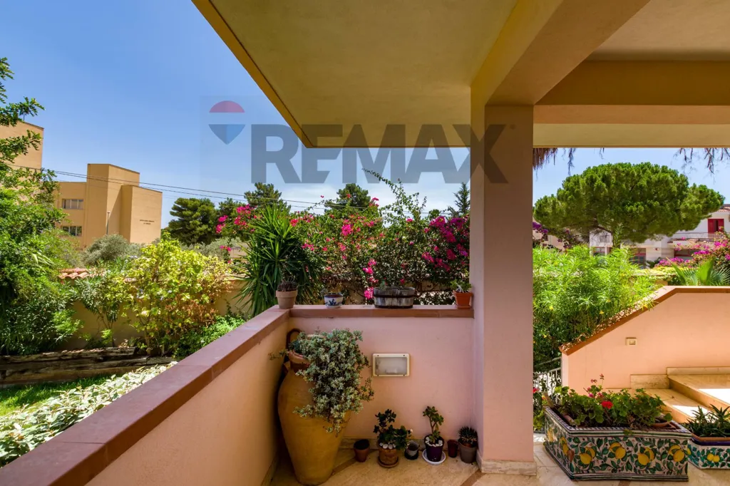 Terrace - Elegant Villa with Pool in Castelvetrano