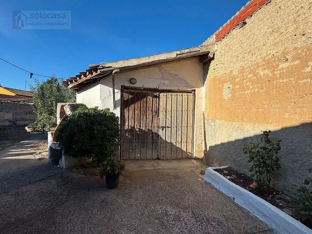 Aed - Six-Bedroom House with Large Plot in Renedo de Esgueva
