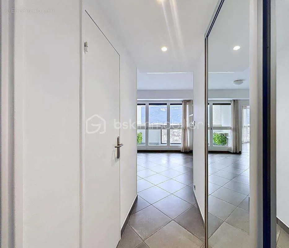 Esik - Renovated T2 with Panoramic View in Grenoble
