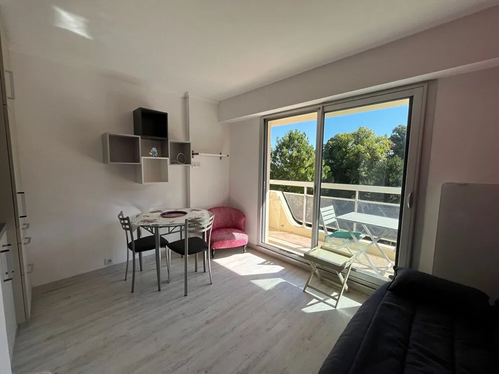Séjour - Studio avec Balcon et Parking à Loire-Atlantique