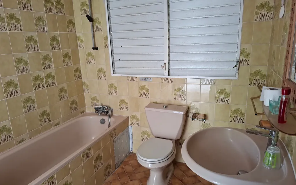 Salles de bain - Villa Créole Meublée avec Parc à Capesterre-Belle-Eau