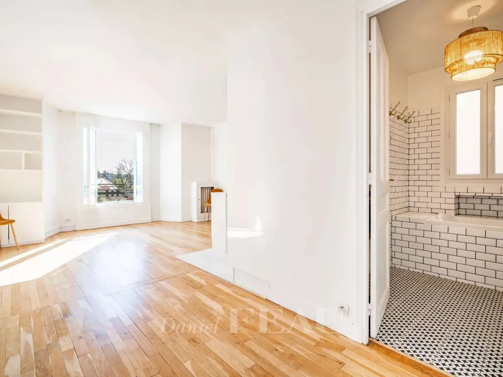 Living Room - Dual-Aspect Apartment in Denfert Rochereau