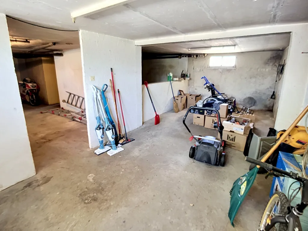 Garage - House with Garden in Chavanoz