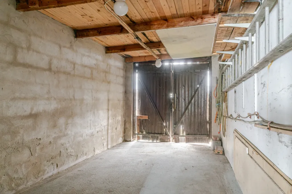 Garaaž - Renovation-Ready House in Grönby, Söderslätt