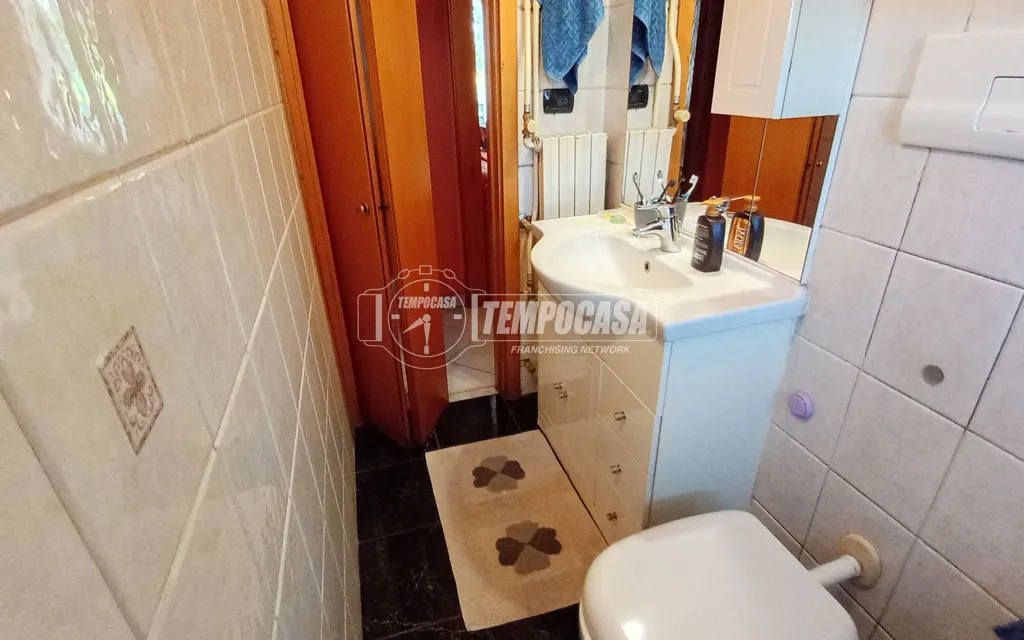Salles de bain - Spacious 3-Bedroom Apartment in Cesate