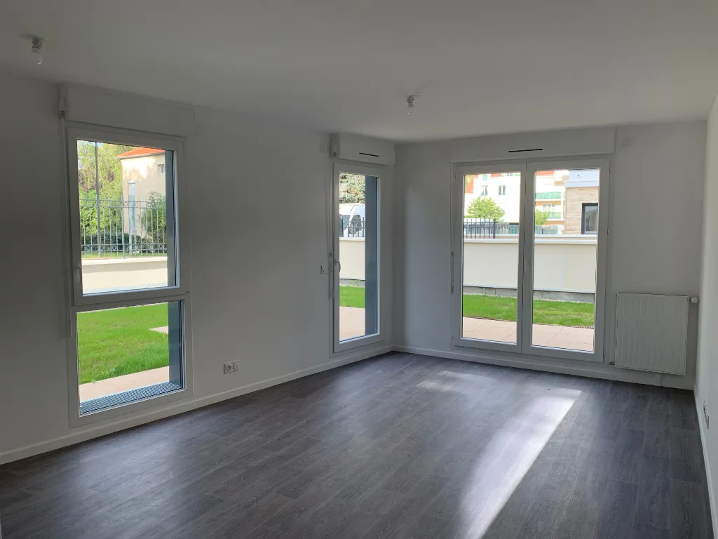Séjour - Studio avec Terrasse à Plaisir, Proche Gare