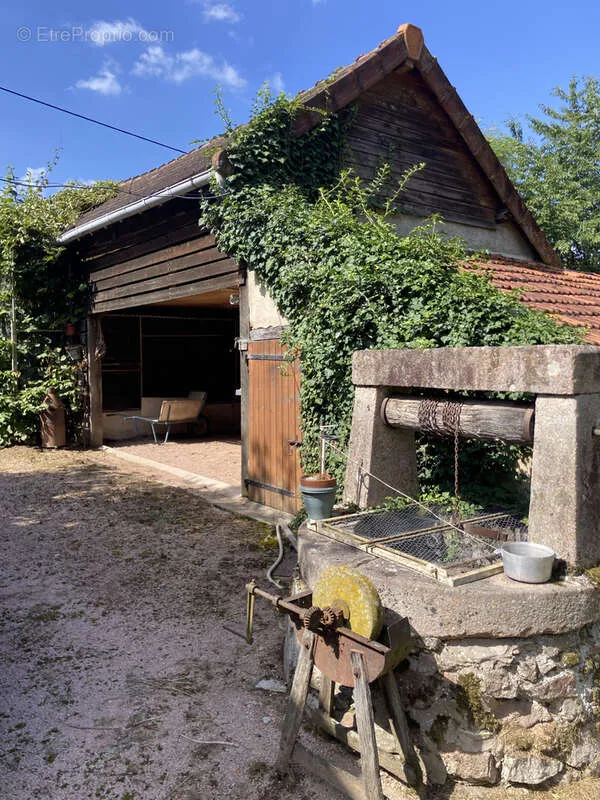 Aed - Longère with Dependencies in Countryside