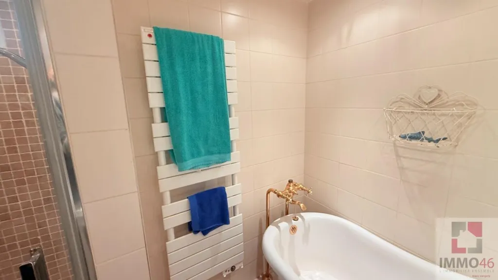 Salles de bain - Maison avec Piscine et Jardin à Alvignac