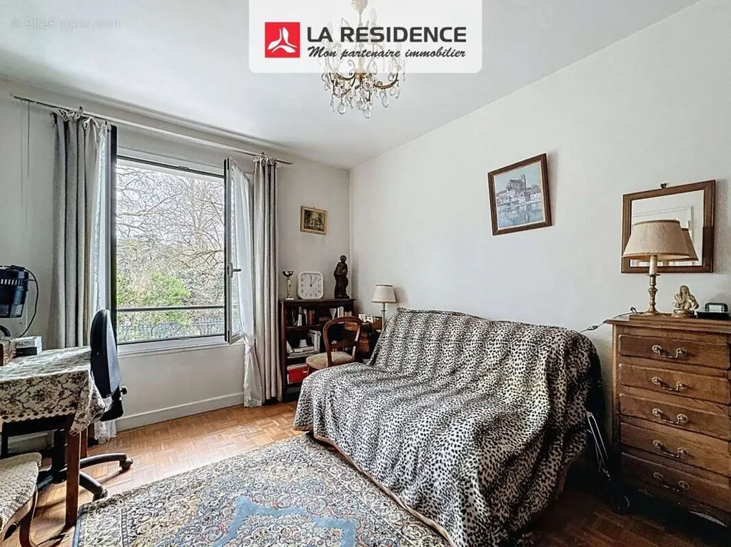 Magamistoad - Traversant Paris 14e with Park View