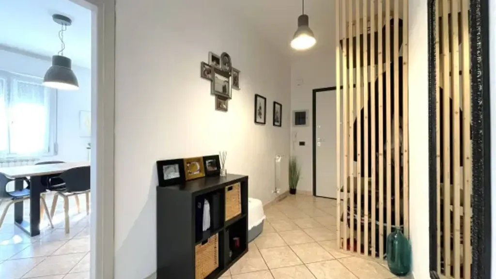 Entrée - Rear-Facing Apartment with Balcony in Carpi