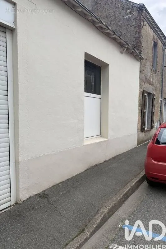Exterior - Parking Space in Blain