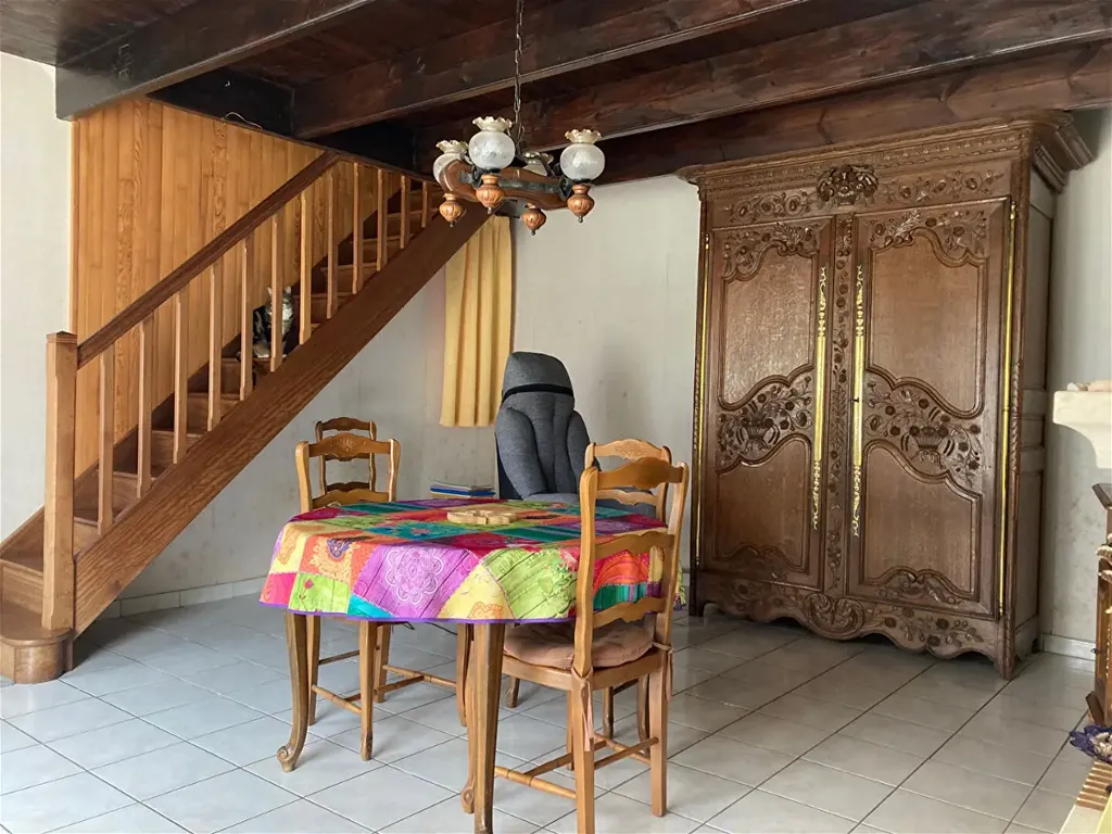 Salle à manger - Maison en Pierre à Bréhal avec Cheminée