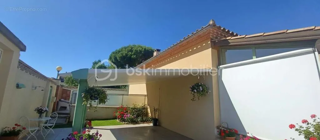 Terrasse - Villa Traditionnelle avec Studio et Piscine à Vendre