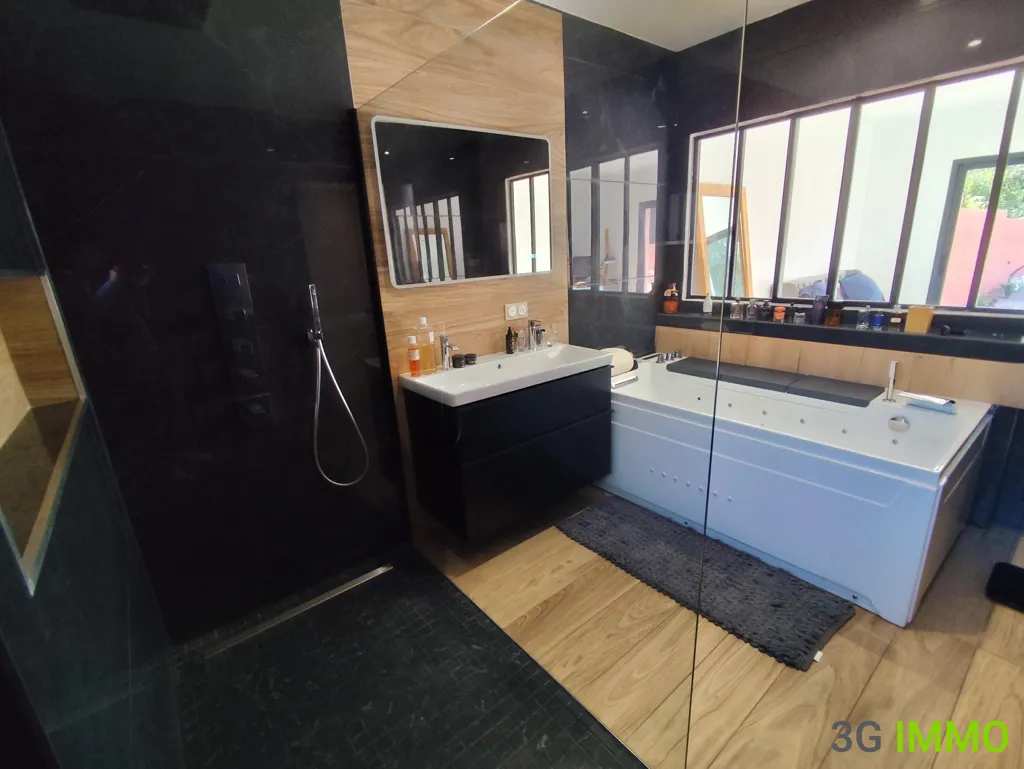 Salles de bain - Villa Contemporaine avec Piscine à Pomérols